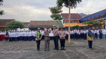 Satlantas Polres Lumajang Sosialisasi Tertib Lalu Lintas di Sekolah Kreatif Muhammadiyah pada Peringatan Hari Pahlawan