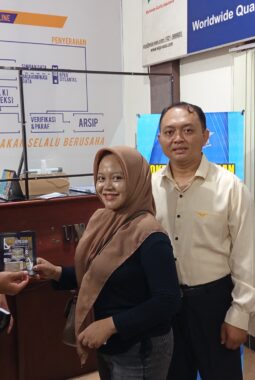 Dekatkan Diri dengan wajib Pajak Bripda Rastra Berikan Himbauan. Dalam Giat Polantas menyapa