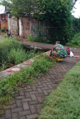 Babinsa Koramil 0820-03/Leces Laksanakan Komsos dan Kerja Bakti Bersama Warga Desa Leces