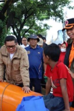 Petugas Gabungan Pemkot Tangerang Intensif Tangani Banjir Akibat Luapan Kali Sabi