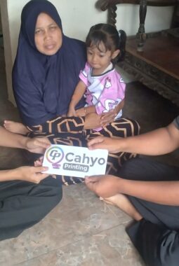 Pemuda di Probolinggo Mengidap Tumor Ganas, Cahyo Printing Serahkan Bantuan Galang Dana