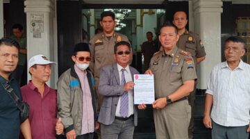 Massa Gabungan Lembaga Swadaya Masyarakat Independent Sumsel Minta Walikota Palembang Memfasilitasi Pertemuan dengan Pihak Terkait Mengenai Kepastian Pembebasan Lahan Exit Tol Gandus