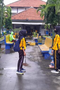 Gerakkan Indonesia ASRI, BPTD Kelas II Jatim Bersihkan Terminal Bayuangga