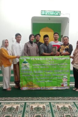 Anggota Polsek Sukapura Dampingi GMBQ Salurkan Al-Qur’an di Desa Sapikerep