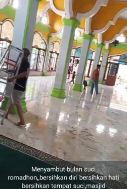 DKM Masjid Al-Karomah Gotong Royong Membersihkan Tempat Ibadah Menjelang Bulan Suci Ramadan, Merupakan Tradisi yang Penuh Makna