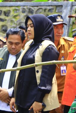 Dandim 0820/Probolinggo Letkol Inf Ribut Yodo Aprianto Bersama Forkopimda Mendampingi Gubernur Memantau Dampak Banjir