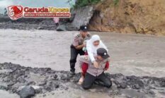 Aksi Heroik Polisi Gendong Siswa SD Seberangi Lahar Dingin Semeru Demi Sekolah