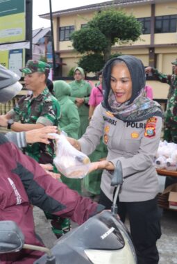 Kapolres Pematangsiantar Bersama Dandim 0207/SML Berbagi Takjil kepada Masyarakat Jelang Berbuka Puasa