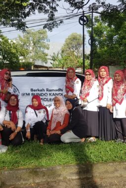 Bundo Kanduang IKM DPC Solear Bagikan 230 Paket Takjil kepada Ojek dan Pedagang Kecil