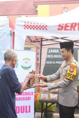 Polres Probolinggo Kota Bagikan 500 Takjil di Depan Mako dan Alun-Alun
