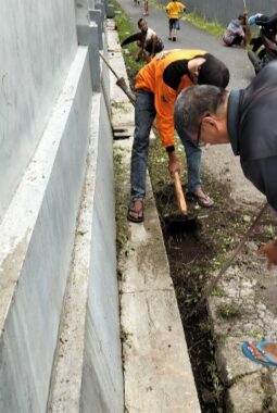 Edukasi Masyarakat Terhadap Penataan Lingkungan, Rumah Zakat Probolinggo Gelar Aksi Bersih di Kelurahan Mangunharjo
