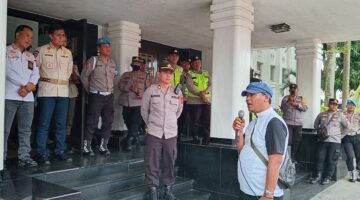 Massa Front Aksi Rakyat Palembang Gelar Aksi Damai di Kantor Walikota Palembang Minta Walikota Palembang Evaluasi dan Copot Kasat Pol PP Kota Palembang Diduga Belum Maksimal Melaksanakan Perda Kota Palembang