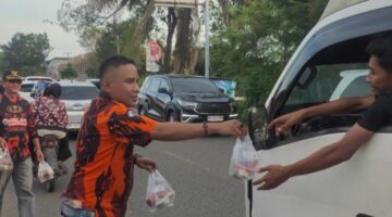 PAC Pemuda Pancasila Jakabaring Palembang Bagikan Ratusan Takjil, Aksi Sosial di Bulan Suci Ramadan
