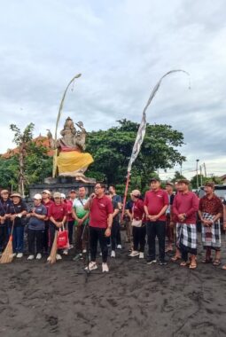 Dukung Aksi Bersih Serentak se-Bali Wawali  Pimpin Aksi di Kawasan Pantai Biaung