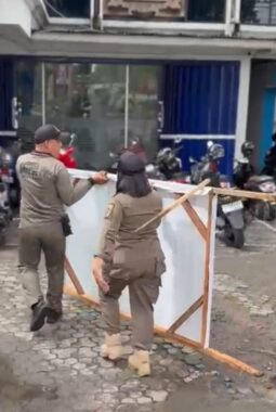 Satpol PP Denpasar Tertibkan Puluhan Media Promosi