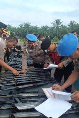 Cegah Penyalahgunaan Senjata Api, Wakapolres Padang Lawas Pimpin Langsung Pengecekan Personel