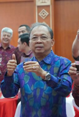 Gubernur Koster: Kemasan Produk Arak Bali Harus Tertib Gunakan Aksara Bali