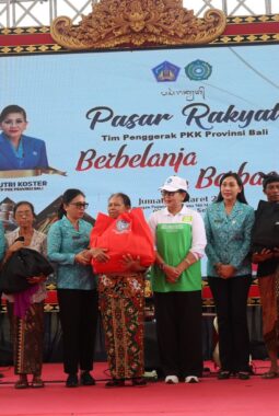 TP PKK Denpasar Apresiasi Pasar Rakyat “Berbelanja Berbagi” TP PKK Bali