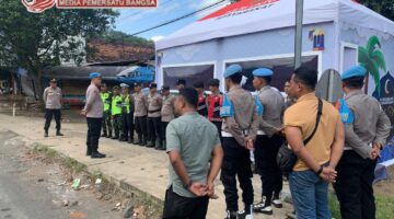 Kasi Propam Polres Lumajang Cek Sikap Tampang dan Kelengkapan Personel di Pos Pam Sub Klakah