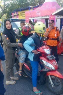 Aksi Sigap Personel Pos PAM Banyuwangi Kota Evakuasi Pengendara Berikan Pertolongan Medis Darurat