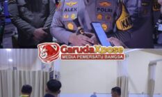 Aksi Cepat Polisi Selamatkan Ibu Pingsan di Kerumunan Pawai Ogoh-Ogoh Lumajang