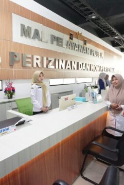 Pastikan Pelayanan Normal Meski WFA, Bupati Ipuk Sidak Layanan Publik