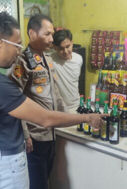 Berantas Penyakit Masyarakat, Muspika Kibin Tertibkan Lapak Tuak dan Warung Jamu Penjual Miras