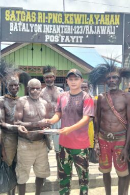 Prajurit Yonif 123/Rajawali Bersama Tokoh Adat Fayit Lestarikan Budaya Asmat Lewat Rumah Adat Bujang (Jew) 
