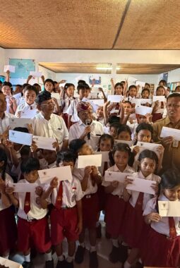 Gubernur Koster Serahkan Bantuan Gotong Royong Rp 129 Juta