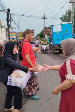 Bagikan Ribuan Takjil Di Depan Balai Desa Mentor Sumberasih Ditengah Bulan puasa Yang ke-17 Hari