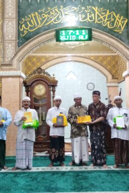 Afiliasi wartawan probolinggo Raya (AWPR) Serahkan Al-Qur’an Ke Masjid Al-Falah, Empat Mushola satu TPQ