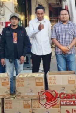 Wujud Kepedulian, Camat Miftah Turun Langsung Bersama Forum Wartawan dan DPD TMI Berbagi Takjil Gratis Jelang Buka Puasa ‎
