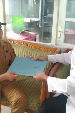Ketua BPD Desa Sapikerep Serahkan Berkas Aspirasi Masyarakat Terkait PJ Kepala Desa