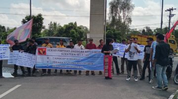 Gelar Aksi di Kejati Sumsel, JAKOR Minta Kejati Sumsel Usut Tuntas dan Tangkap Pemain Ilegal Driling dan Pengendali Minyak Ilegal di Wilayah Tanjung Dalam Keluang Musi Banyuasin