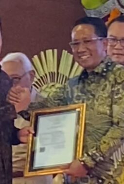 Menkum RI Serahkan Sertifikat KIK Kesenian Jegog Jembrana