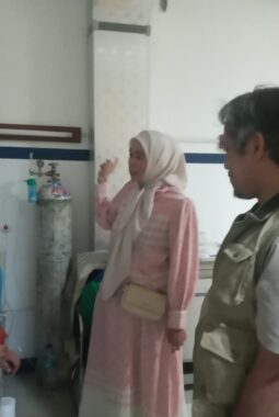 Anggota DPRD Kabupaten Tangerang Fraksi Golkar Herni Susilawati Bersama Kades Gembong, Jenguk 7 Warga Pasien Rumah Sakit Suci Paramita