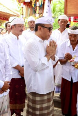 Walikota Denpasar Hadiri ‘Karya Melaspas dan Padudusan Alit’