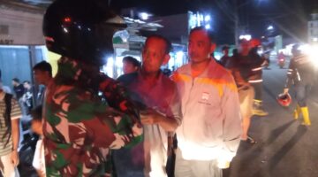 Gerak Cepat Babinsa Tangani Kebakaran di Palembang, Satu Rumah Usaha Hangus Terbakar