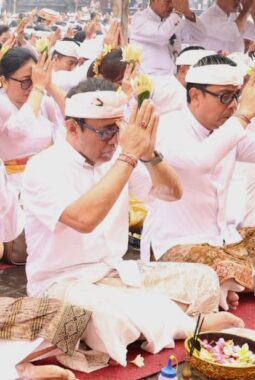 Pemkot Denpasar Ngaturang Bhakti Penganyar IBTK Pura Agung Besakih