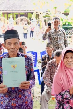 Akhir Perjuangan Panjang, Sertipikat Tanah Mbah Tupon Kembali ke Tangan yang Berhak