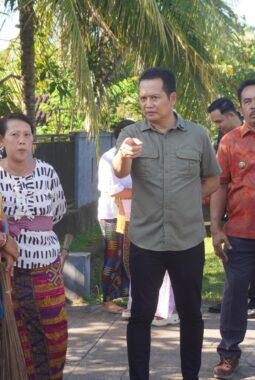 Tinjau Dua Ruas Jalan Rusak di Desa Baluk, Bupati Pastikan Segera Di-hotmix