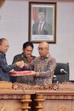 Seluruh Fraksi DPRD Bali Dukung Dua Ranperda Strategis Usulan Gubernur Koster 