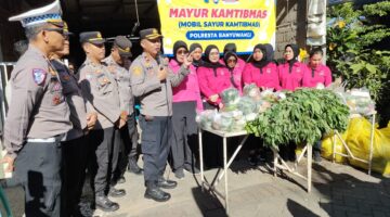 Mayur Kamtibmas; Polresta Banyuwangi Bagikan Sayur Segar Gratis kepada Warga Genteng