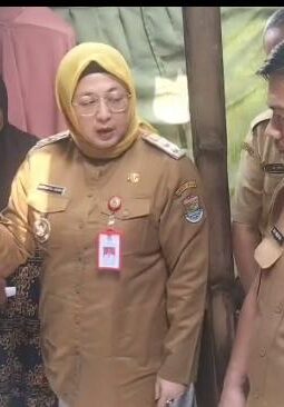 Wakil Bupati Tangerang Tinjau Rumah Tidak Layak Huni Milik Nenek Ucum di Balaraja