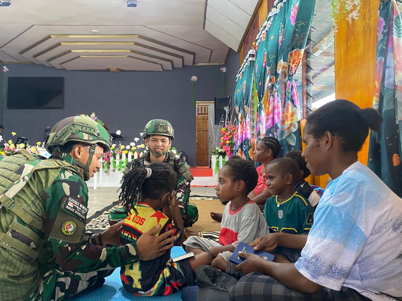 Tebar Kasih di Tanah Papua, Satgas Yonif 521/DY Berbagi Alkitab di Gereja GBI Shekinah