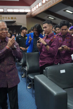 Gubernur Koster Ajak Civitas Akademika Unwar Batasi Timbulan Sampah Plastik Sekali Pakai