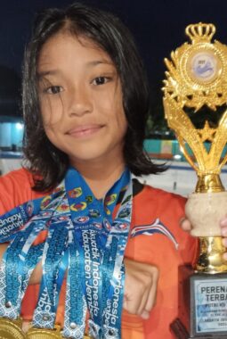 Khanza Felisia Diyanah Dari SDN JELO 02 Pertahankan Mahkota Juara Renang O2SN Kecamatan Patrang