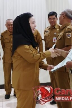 Di Momen Lebaran, Bupati Brebes Serahkan SK Pensiun 37 ASN, Tekankan Semangat Pengabdian Tanpa Batas dan Kontribusi Berkelanjutan