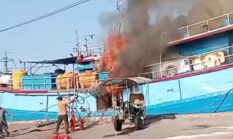 Kobaran Api Lahap Kapal Ikan di Pelabuhan Mayangan Probolinggo