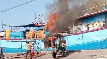 Kobaran Api Lahap Kapal Ikan di Pelabuhan Mayangan Probolinggo